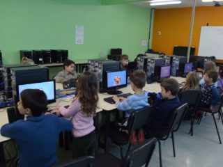 Secretaria de Educação adquire novos computadores para as escolas municipais