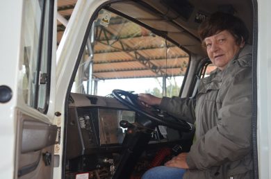 Primeira mulher atua como motorista de caminhões da Prefeitura Municipal de Victor Graeff