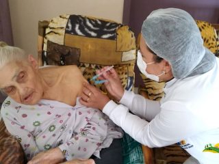 Victor Graeff inicia vacinação de idosos acamados